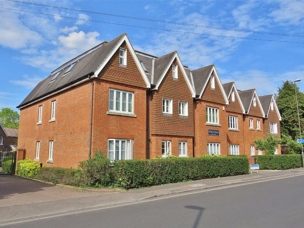 2 bed flat for sale in Ifield Road, Crawley RH11, £260,000