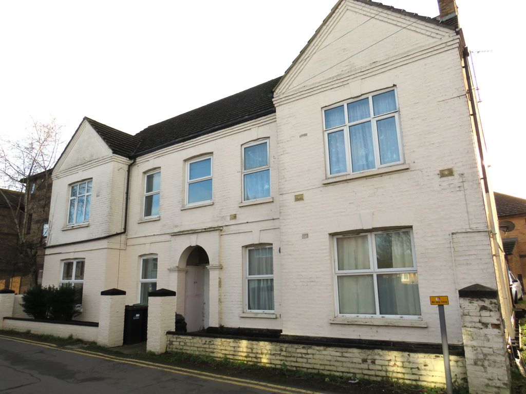 2 bed flat to rent in Station Road, Soham, Ely CB7, £950 pcm