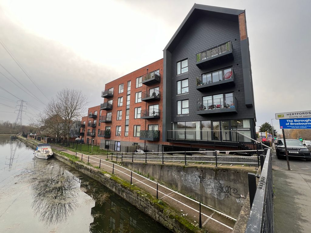 2 bed flat to rent in Hazlemere Marina, Waltham Abbey EN9, £1,550 pcm