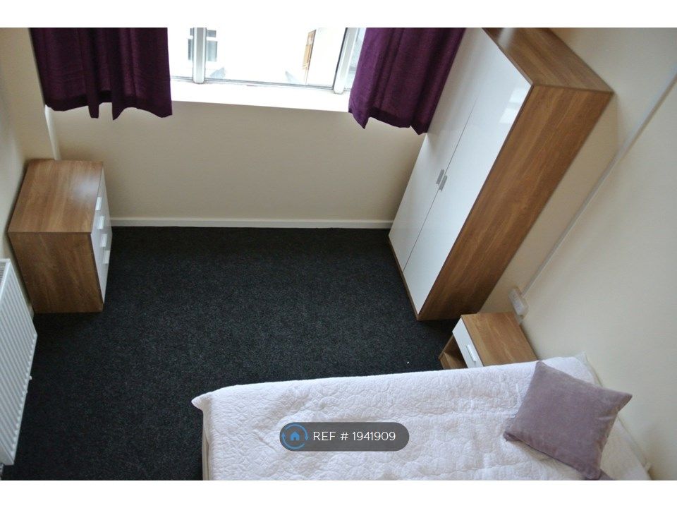 Room to rent in Wesley Suites, Stoke-On-Trent ST4, £520 pcm
