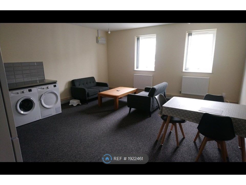 3 bed flat to rent in The Square, Kenilworth CV8, £1,365 pcm