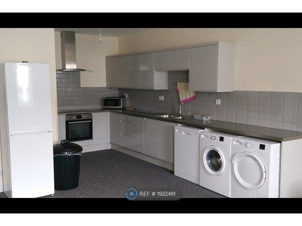 3 bed flat to rent in The Square, Kenilworth CV8, £1,365 pcm