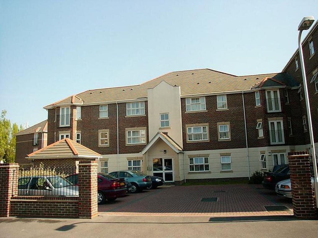2 bed flat to rent in Abbotsmead Place, Caversham, Reading RG4, £1,375 pcm