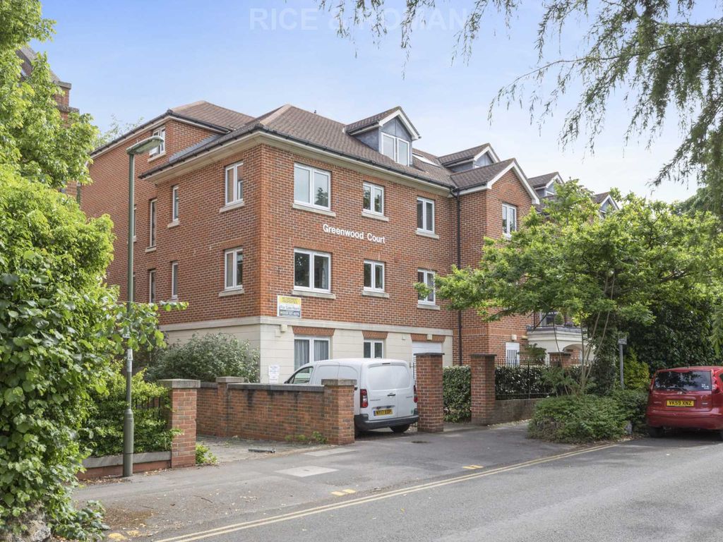 2 bed flat for sale in The Parade, Epsom KT18, £260,000