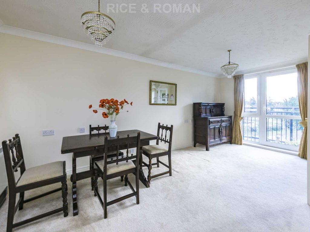 2 bed flat for sale in The Parade, Epsom KT18, £260,000