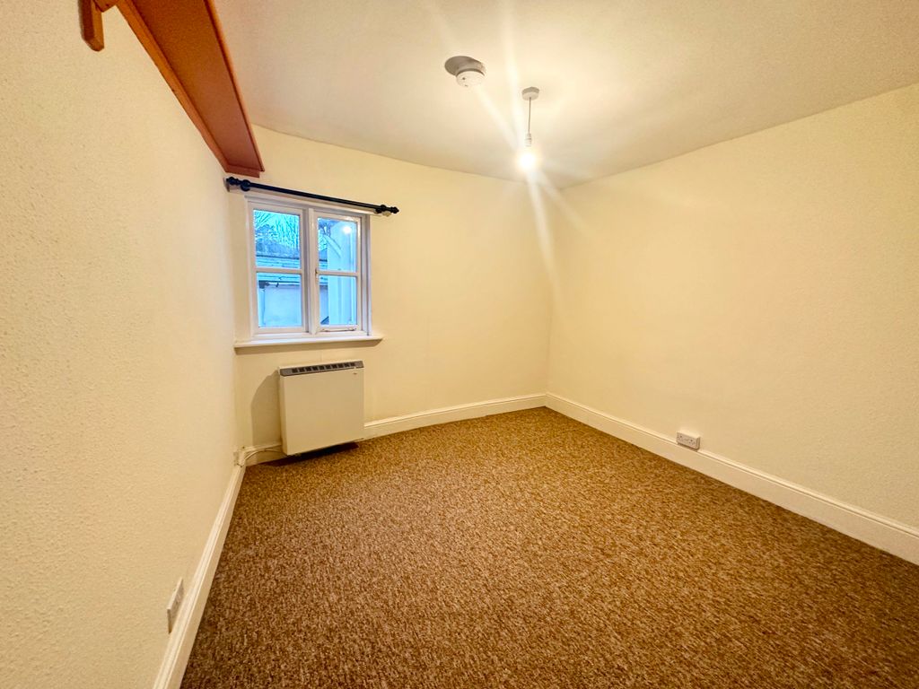 2 bed flat to rent in Flat, Central House, Dean Road, Newnham GL14, £700 pcm