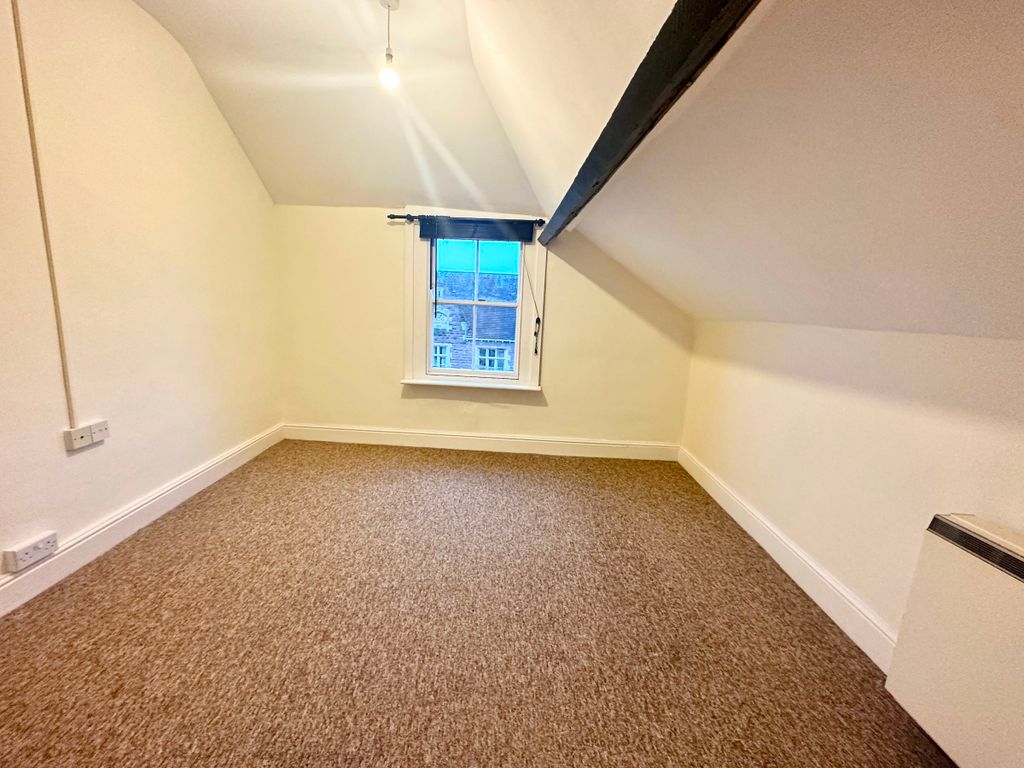 2 bed flat to rent in Flat, Central House, Dean Road, Newnham GL14, £700 pcm