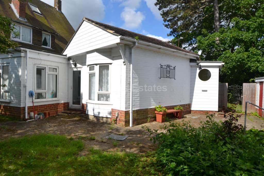 2 bed bungalow to rent in Whitby Drive, Reading RG1, £1,495 pcm