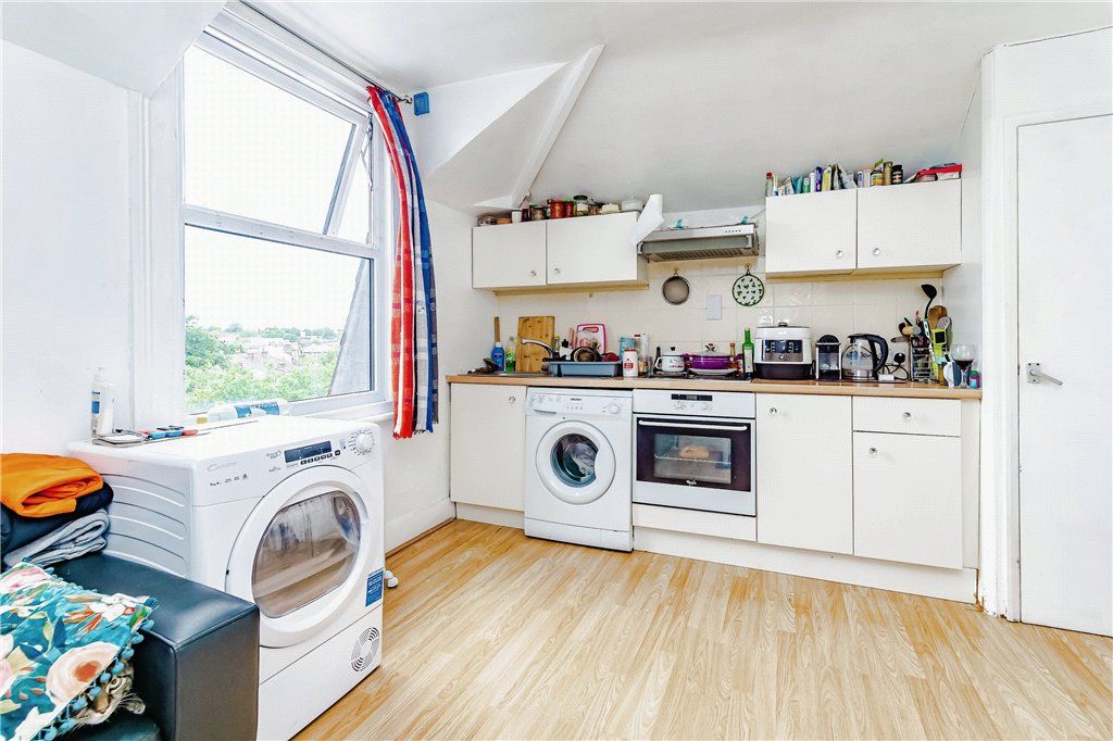 1 bed flat for sale in South End, Croydon CR0, £150,000