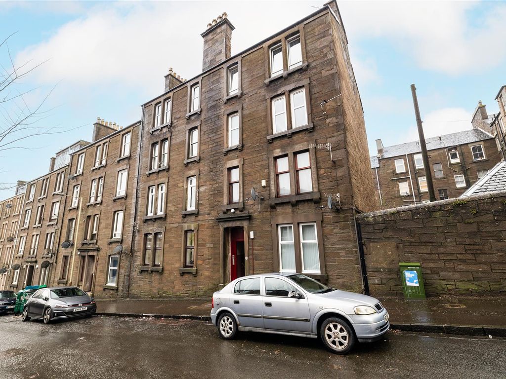 2 bed flat for sale in Springhill, Dundee DD4, £100,000