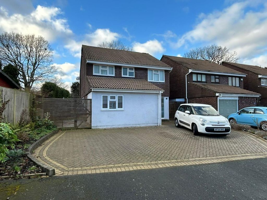 4 bed detached house to rent in Parsonage Road, Henfield BN5, £2,500 pcm