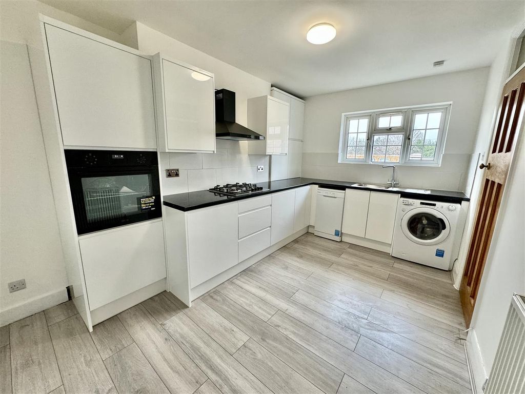 1 bed flat to rent in Uxbridge Road, Hatch End, Pinner HA5, £1,500 pcm