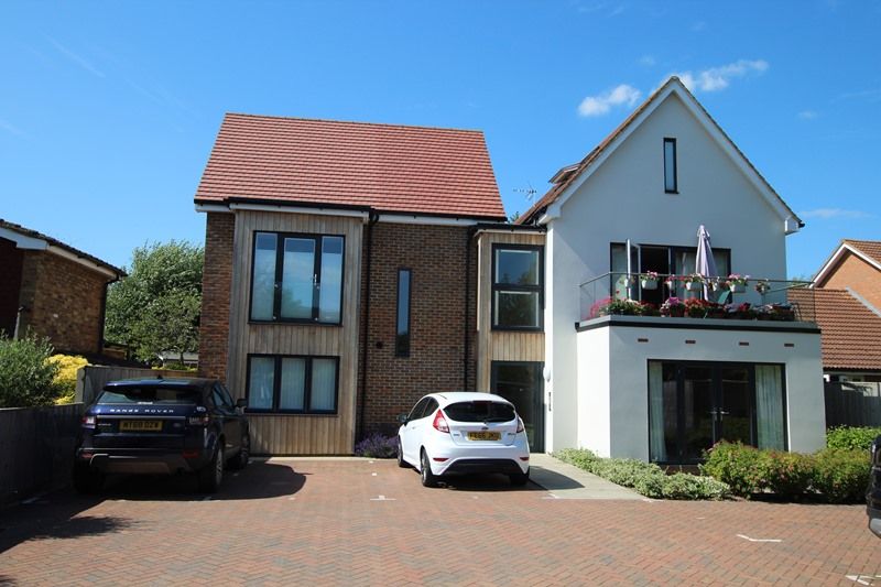 2 bed flat for sale in Thame Road, Haddenham HP17, £325,000
