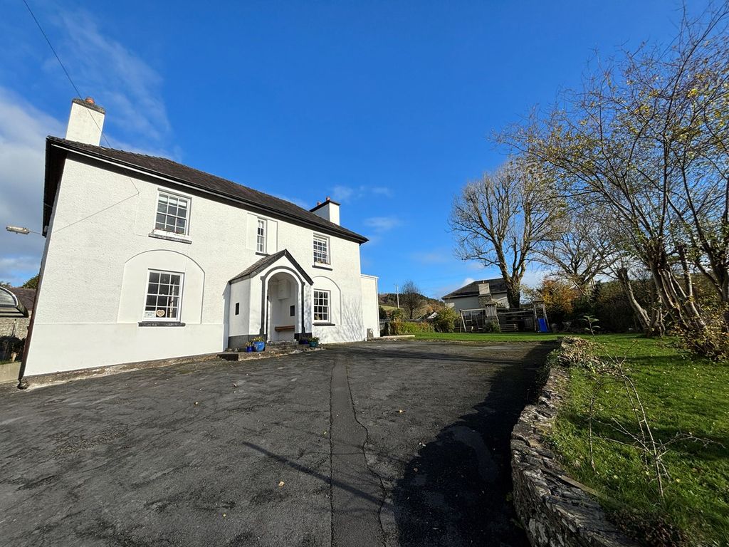 5 bed detached house for sale in Talley, Llandeilo SA19, £330,000