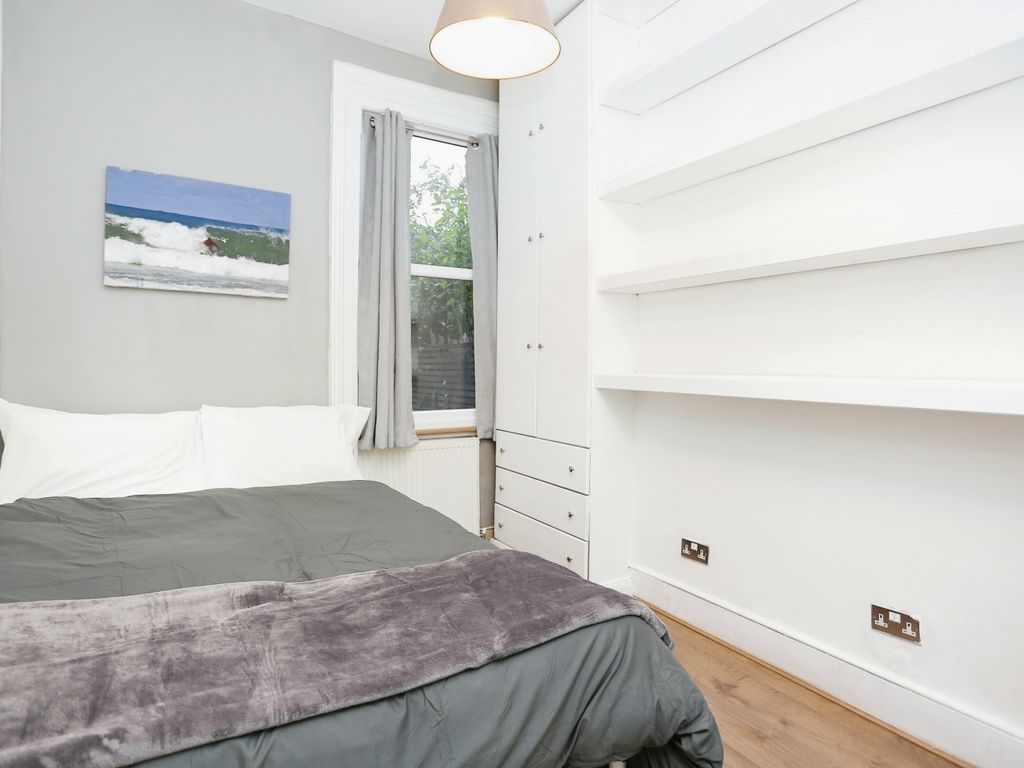 2 bed flat for sale in Hicks Street, Deptford SE8, £450,000