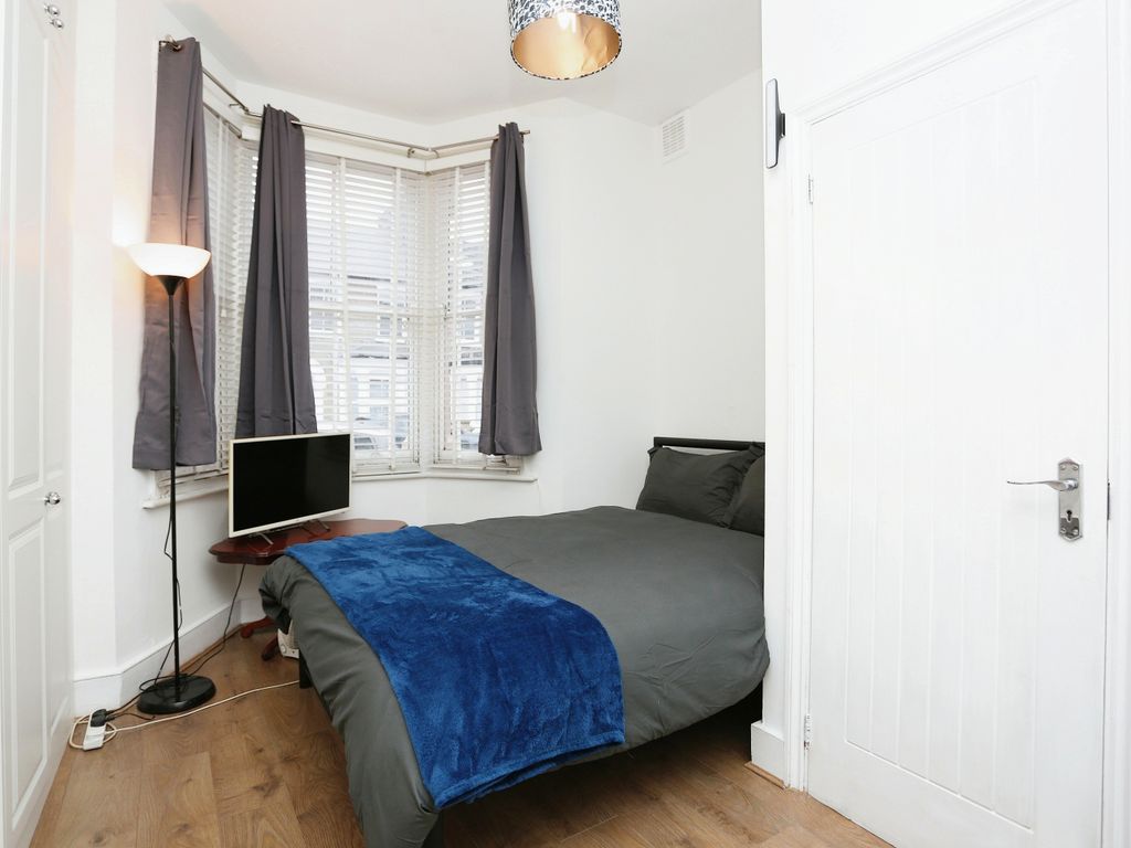 2 bed flat for sale in Hicks Street, Deptford SE8, £450,000