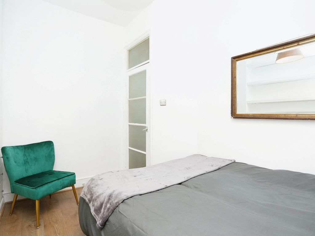 2 bed flat for sale in Hicks Street, Deptford SE8, £450,000