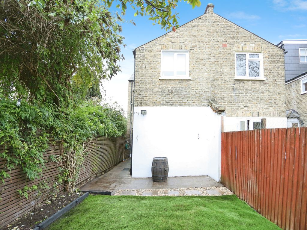 2 bed flat for sale in Hicks Street, Deptford SE8, £450,000