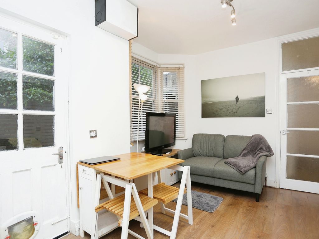 2 bed flat for sale in Hicks Street, Deptford SE8, £450,000