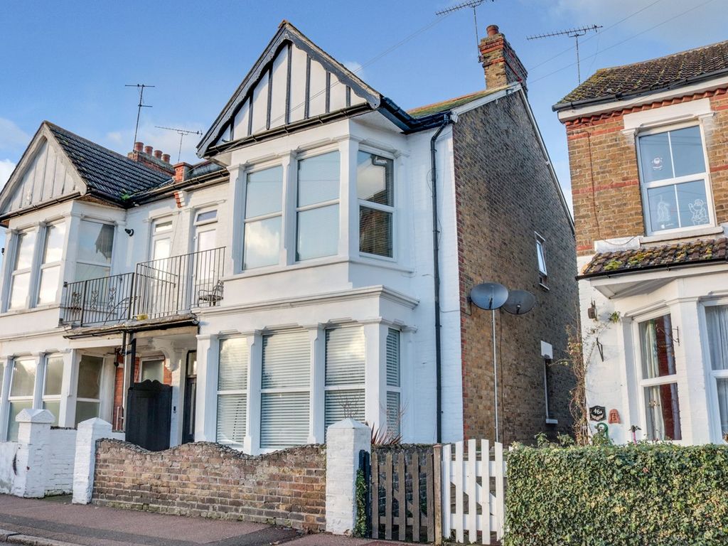 3 bed flat for sale in St Andrews Road, Shoeburyness SS3, £275,000