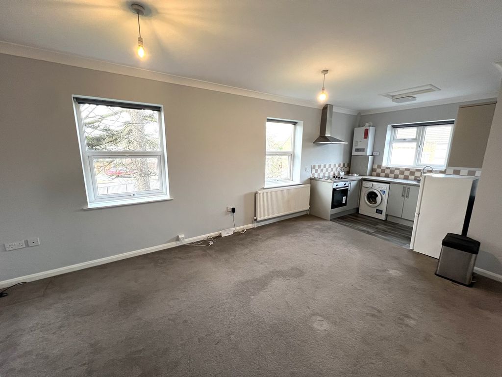 1 bed flat for sale in Feltham Road, Ashford TW15, £189,950