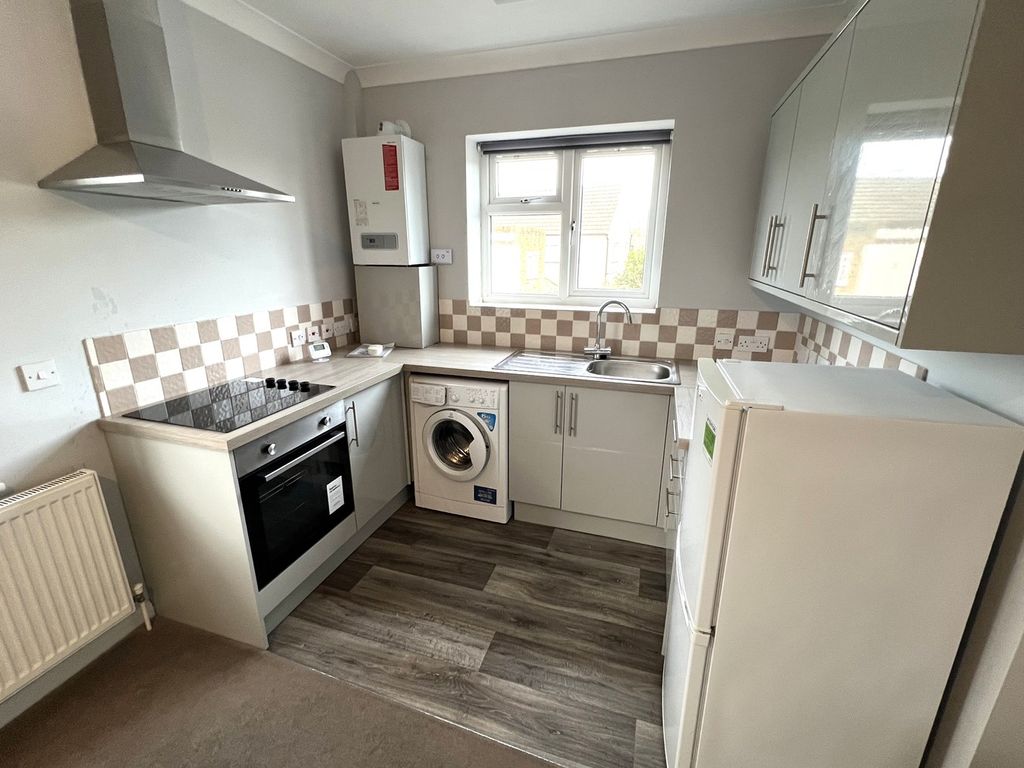 1 bed flat for sale in Feltham Road, Ashford TW15, £189,950