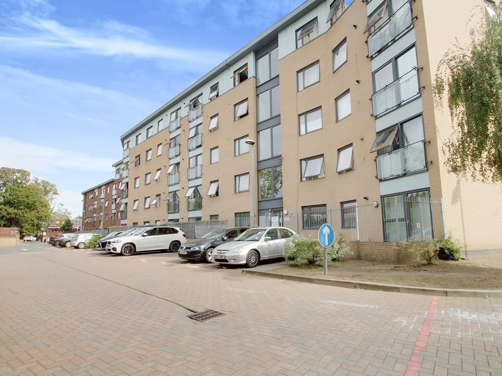 2 bed flat to rent in 92A Bath Road, Hounslow TW3, £1,850 pcm