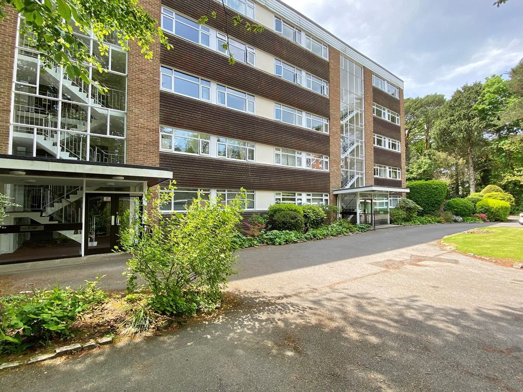 2 bed flat for sale in The Avenue, Branksome Park, Poole BH13, £270,000