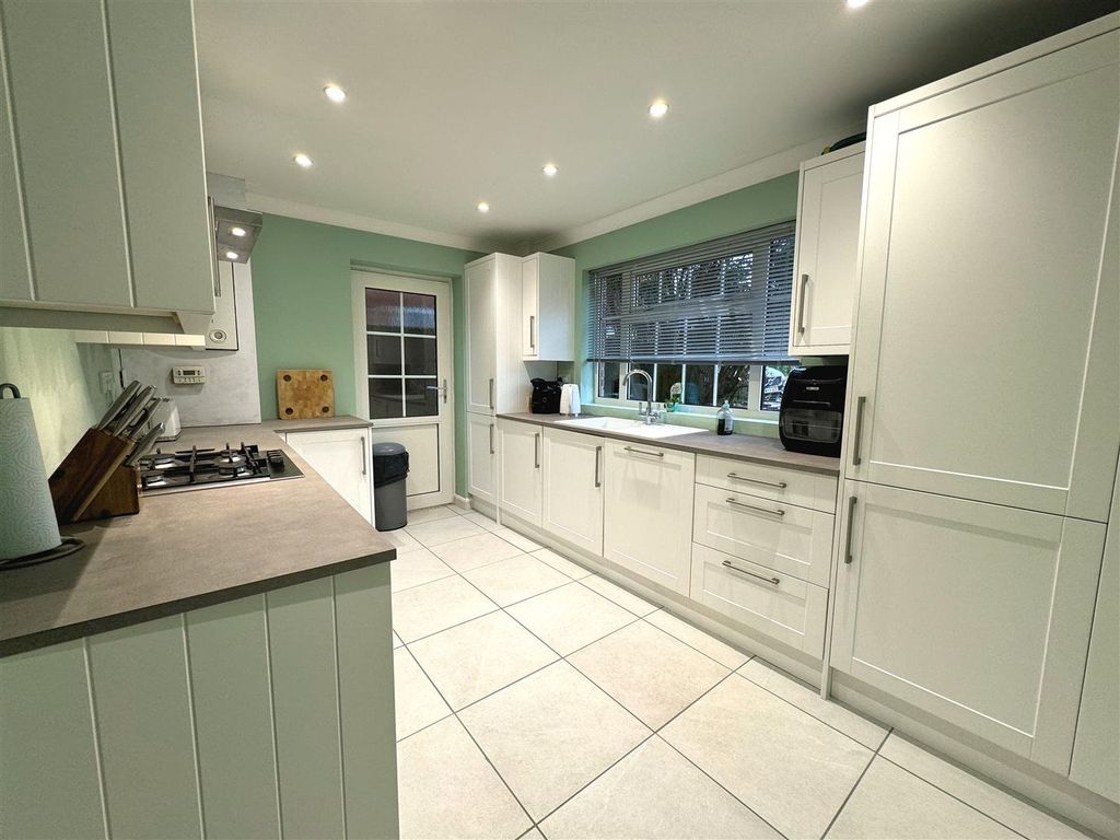 4 bed detached house for sale in Barnett Way, Bierton, Aylesbury HP22, £565,000
