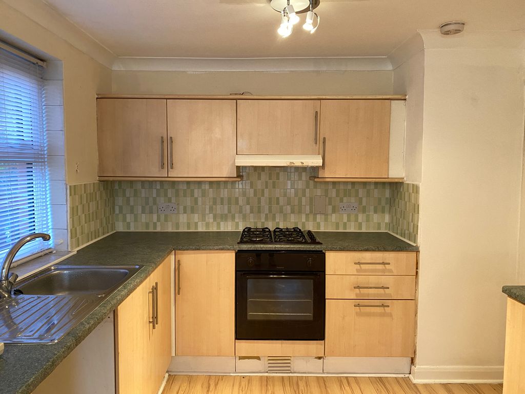 2 bed flat to rent in Gorse Road, Blackburn BB2, £600 pcm