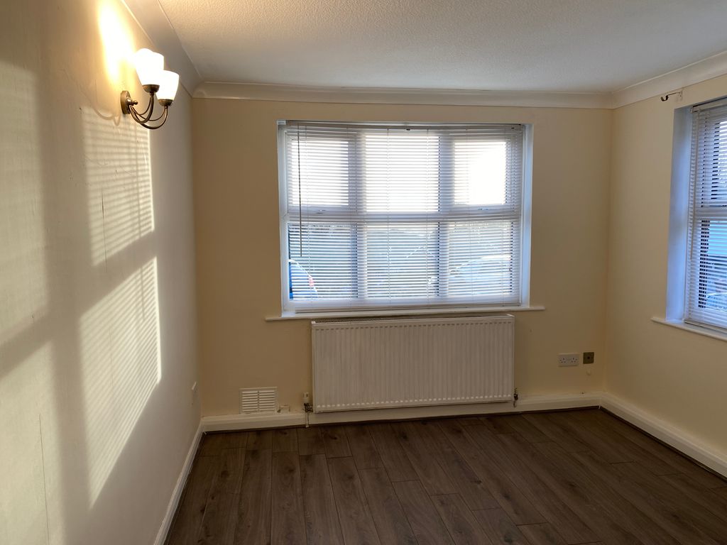 2 bed flat to rent in Gorse Road, Blackburn BB2, £600 pcm