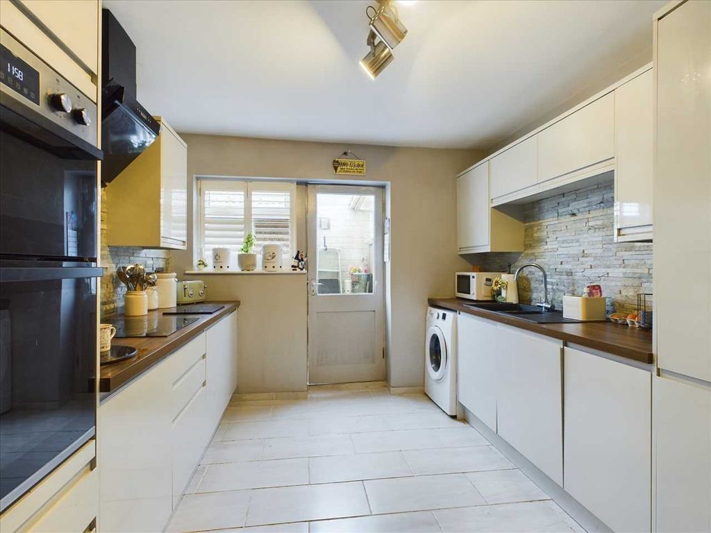 2 bed bungalow for sale in Rowe Avenue North, Peacehaven BN10, £325,000