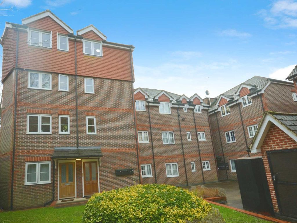 2 bed flat for sale in Hospital Hill, Chesham HP5, £250,000