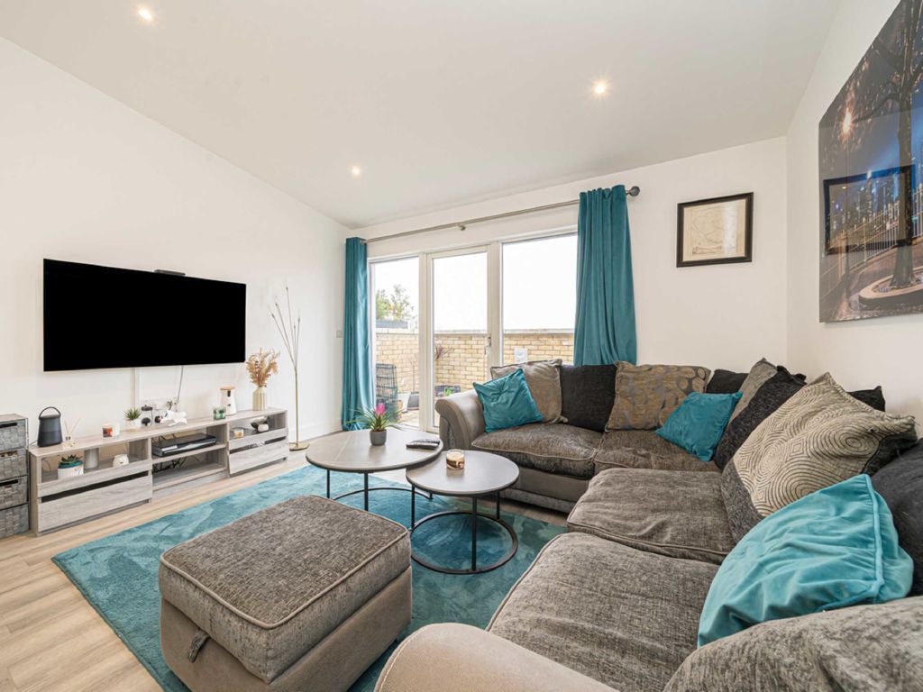 2 bed flat for sale in Frazer Nash Close, Isleworth TW7, £565,000