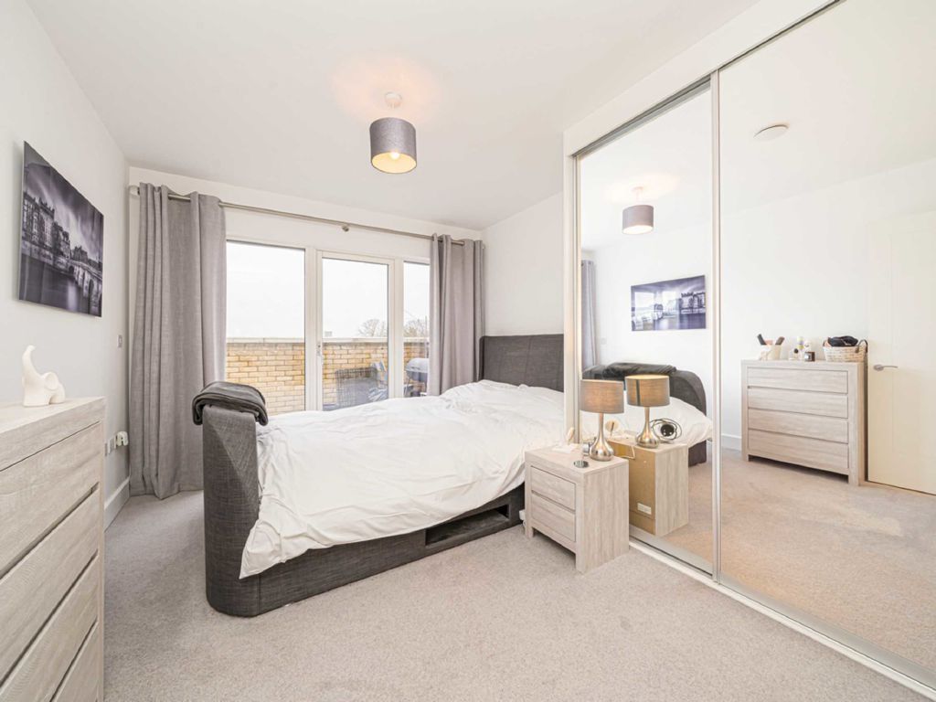 2 bed flat for sale in Frazer Nash Close, Isleworth TW7, £565,000
