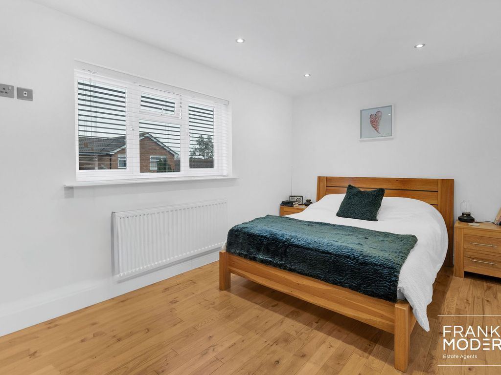 4 bed detached house for sale in Elizabethan Way, Brampton PE28, £400,000