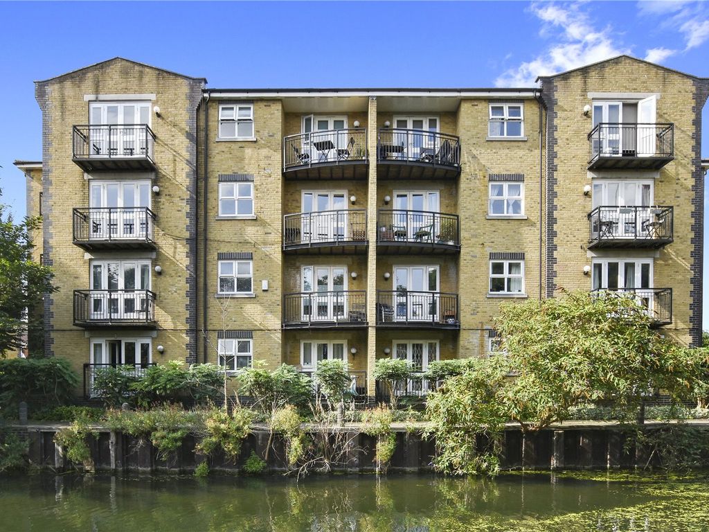 2 bed flat to rent in Twig Folly Close, Bethnal Green, London E2, £2,200 pcm