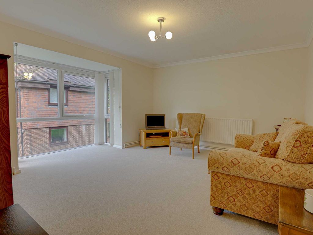 1 bed flat for sale in Woodrow Court, Caversham RG4, £150,000