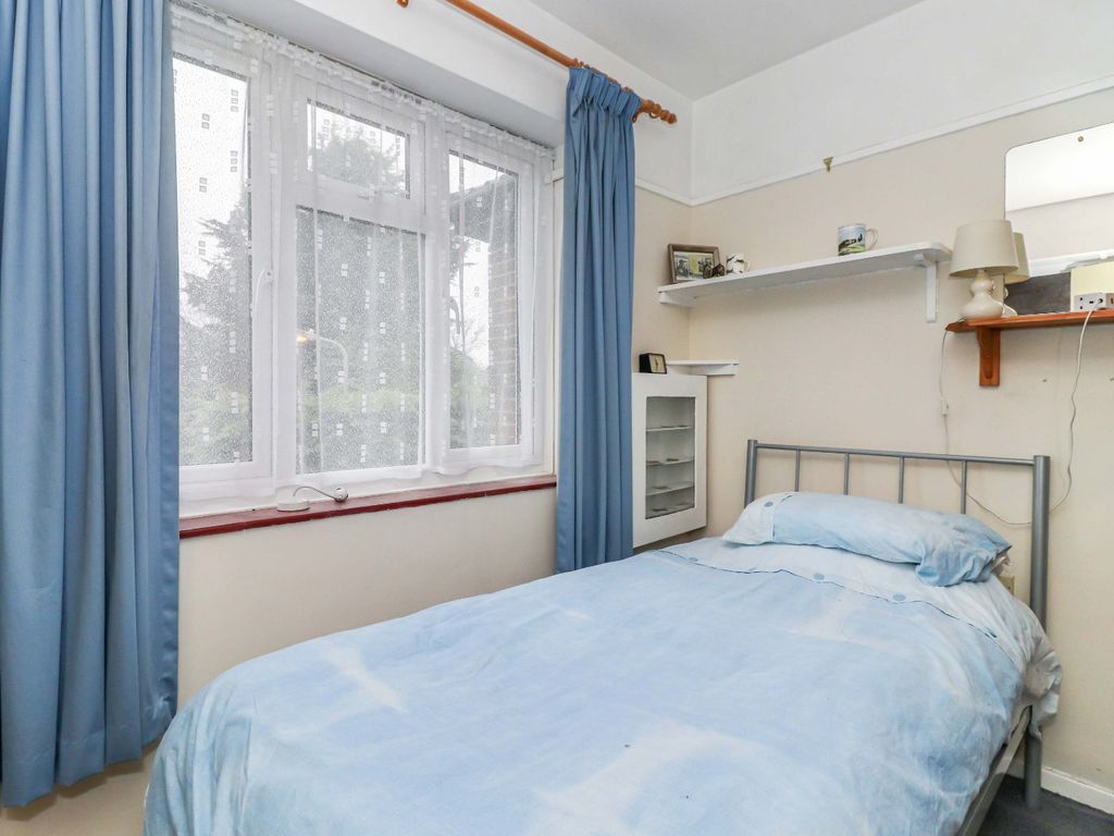 2 bed flat for sale in The Ferns, Beaconsfield HP9, £285,000