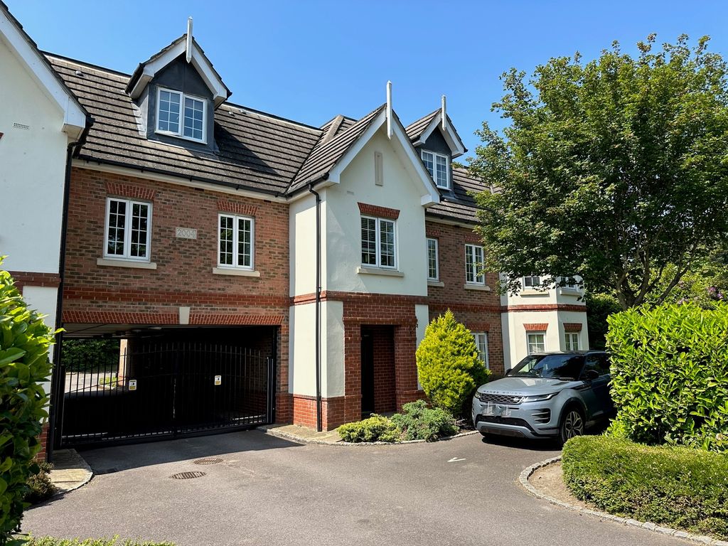 2 bed flat for sale in Eastcote Place, Ascot SL5, £255,000