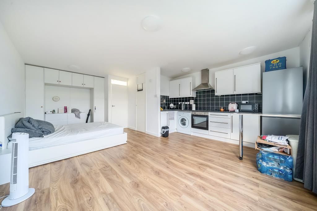 1 bed flat for sale in Aylesbury, Buckinghamshire HP21, £125,000