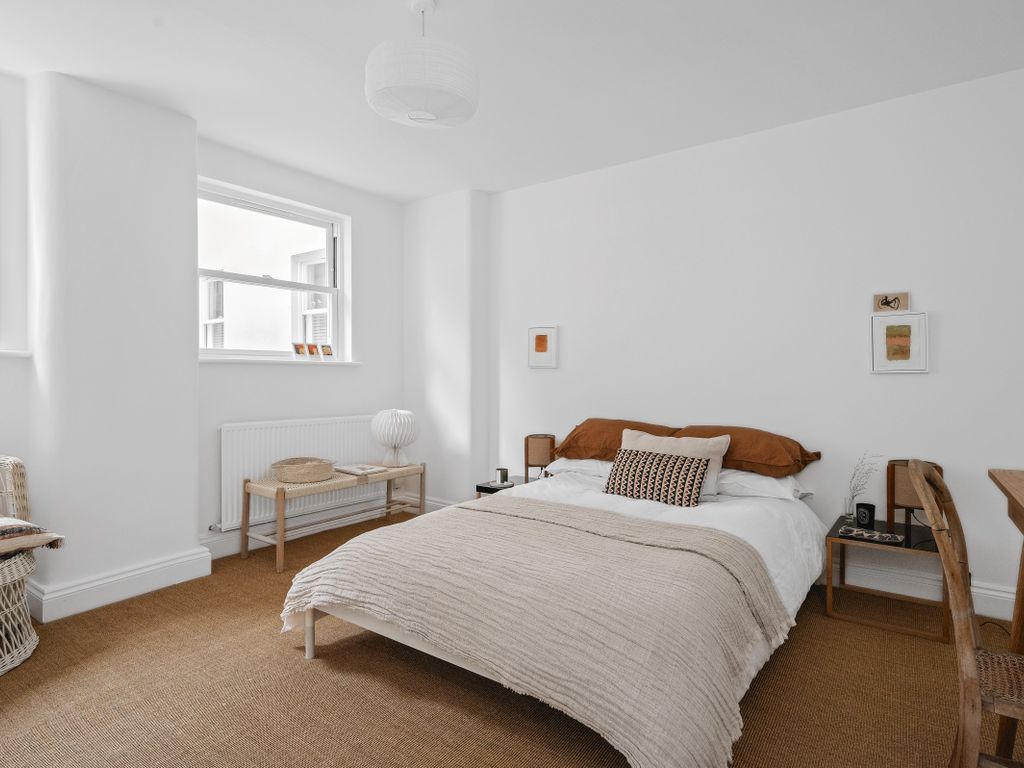 2 bed maisonette for sale in Upper Street, London N1, £675,000