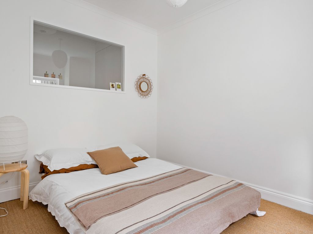 2 bed maisonette for sale in Upper Street, London N1, £675,000