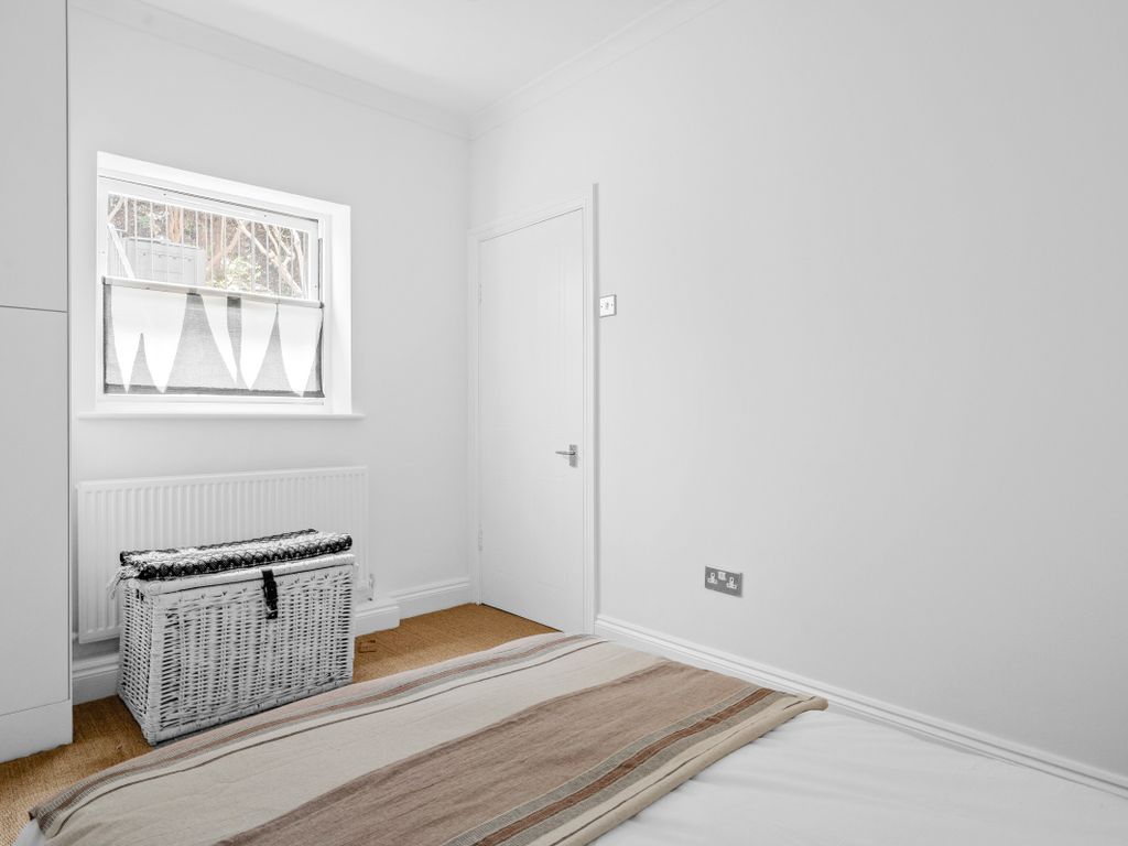 2 bed maisonette for sale in Upper Street, London N1, £675,000