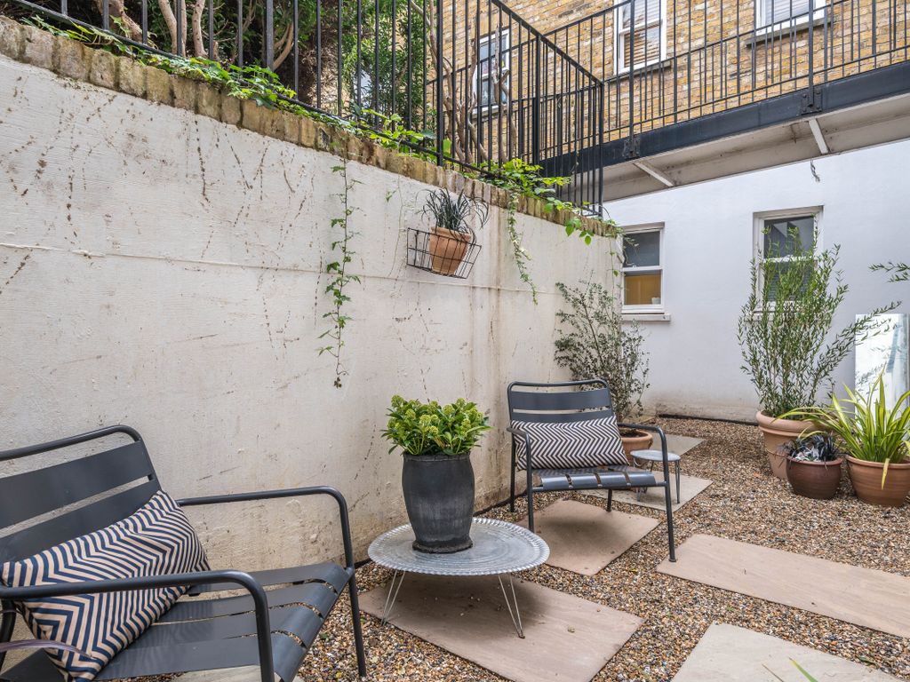 2 bed maisonette for sale in Upper Street, London N1, £675,000