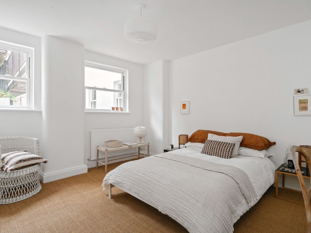 2 bed maisonette for sale in Upper Street, London N1, £675,000