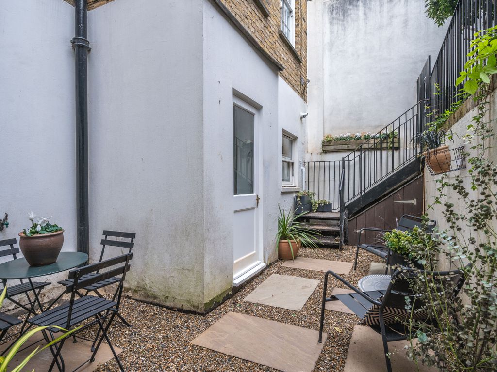 2 bed maisonette for sale in Upper Street, London N1, £675,000