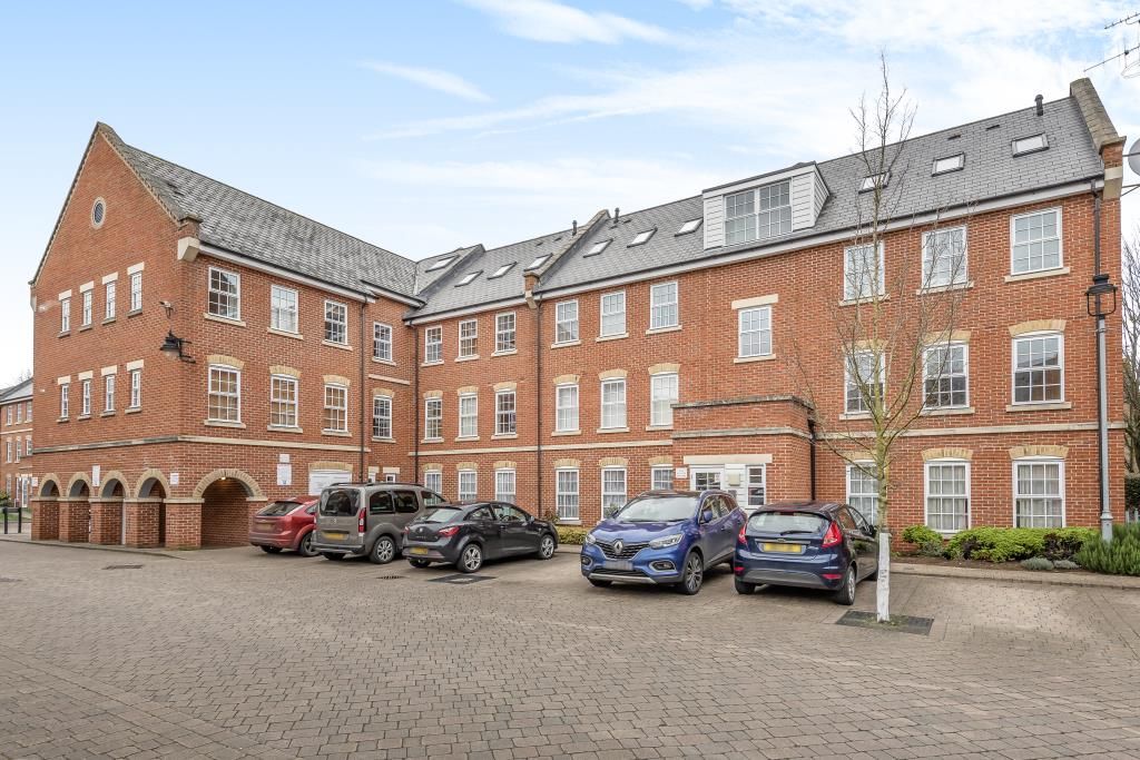 2 bed flat to rent in Flory Gardens, Aylesbury HP20, £1,300 pcm