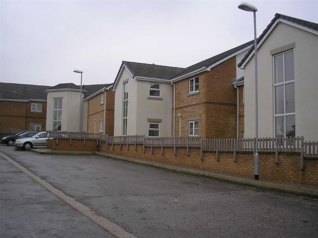 2 bed flat to rent in Bakewell Court, Buxton SK17, £715 pcm