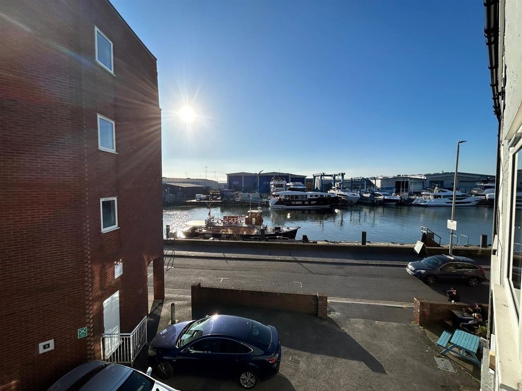 2 bed flat to rent in The Quay, Poole BH15, £1,100 pcm
